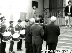 6019.Capstrzyk z okazji Dnia Zwyciestwa - przed Szkola Podstawowa nr 2 im. gen. Tadeusza Kutrzeby w Gostyniu (9 maja 1985 r.)