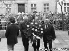 6020.Capstrzyk z okazji Dnia Zwyciestwa - przed Szkola Podstawowa nr 2 im. gen. Tadeusza Kutrzeby w Gostyniu (9 maja 1985 r.)