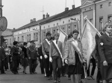 6022.Capstrzyk z okazji Dnia Zwyciestwa - przemarsz ulicami Gostynia (9 maja 1985 r.)