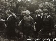 6022.Zajecia w plenerze czlonkow kolka przyrodniczego w Liceum Ogolnoksztalcacym w Gostyniu (1969 r.)