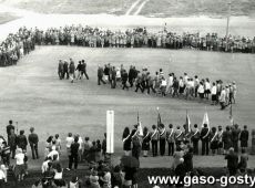 6024.Capstrzyk z okazji Dnia Zwyciestwa - plac przy Gorze Zamkowej w Gostyniu (9 maja 1985 r.)