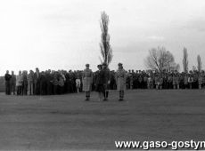 6029.Capstrzyk z okazji Dnia Zwyciestwa - plac przy Gorze Zamkowej w Gostyniu (9 maja 1985 r.)