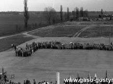 6030.Capstrzyk z okazji Dnia Zwyciestwa - plac przy Gorze Zamkowej w Gostyniu (9 maja 1985 r.)