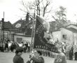 6033.Capstrzyk z okazji Dnia Zwyciestwa - plac przy Gorze Zamkowej w Gostyniu (9 maja 1985 r.)-wreczenie sztandaru Szczepowi Harcerskiemu im. Powstancow Wlkp.