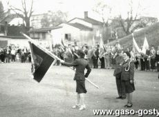 6035.Capstrzyk z okazji Dnia Zwyciestwa - plac przy Gorze Zamkowej w Gostyniu (9 maja 1985 r.)-wreczenie sztandaru Szczepowi Harcerskiemu im. Powstancow Wlkp.