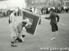 6036.Capstrzyk z okazji Dnia Zwyciestwa - plac przy Gorze Zamkowej w Gostyniu (9 maja 1985 r.)-wreczenie sztandaru Szczepowi Harcerskiemu im. Powstancow Wlkp.