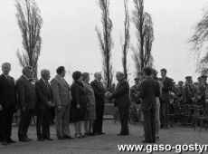 6037.Capstrzyk z okazji Dnia Zwyciestwa - plac przy Gorze Zamkowej w Gostyniu (9 maja 1985 r.)-wreczenie odznaczen