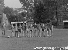 6062.Reprezentacja w pilce noznej Szkoly Podstawowej nr 4 w Gostyniu przed meczem na stadionie Osrodka Sportu i Rekreacji (1987 r.), z lewej strony Jerzy Bajer (nauczyciel wf w SP 3  i trener Kani Gostyn).JPG