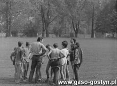 6064.Reprezentacja w pilce noznej Szkoly Podstawowej nr 4 w Gostyniu z trenerem Piotrem Radojewskim (1987 r.).JPG
