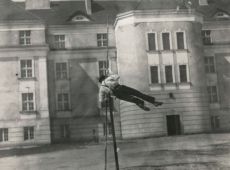 6086.Skok wzwyz o tyczce (oryginalny opis zdjecia) w wykonaniu Mieczyslawa Pietrowskiego (pozniej zmienil nazwisko na Piotrowski) - ucznia Gimnazjum w Gostyniu (ok. 1931 r.)