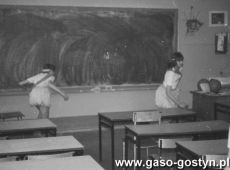 6095.Lekcja kolezenska kultury fizycznej w klasie Szkoly Podstawowej nr 1 w Gostyniu (26 lutego 1985 r.).JPG