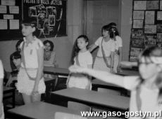 6099.Lekcja kolezenska kultury fizycznej w klasie Szkoly Podstawowej nr 1 w Gostyniu (26 lutego 1985 r.).JPG
