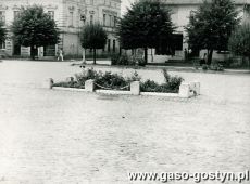 6100.Rynek w Gostyniu - miejsce upamietniajace rozstrzelanie 30 obywateli ziemi gostynskiej przez hitlerowcow w dniu 21 pazdziernika 1939 roku (1969 r.)