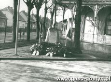 6102. Obelisk przed Powiatowym Domem Kultury w Gostyniu upamietniajacy wymarsz z Gostynia batalionu powstancow-ochotnikow