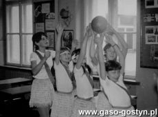 6102.Lekcja kolezenska kultury fizycznej w klasie Szkoly Podstawowej nr 1 w Gostyniu (26 lutego 1985 r.).JPG