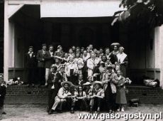 6103. Powrot do Gostynia uczestnikow V Swiatowego Festiwalu Mlodziezy i Studentow, ktory odbyl sie w Warszawie (scena przy Powiatowym Domu Kultury w Gostyniu, 15 sierpnia 1955 r.)