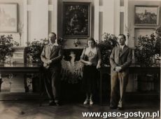 6104.Komitet Wystawy Szkolnej w Gimnazjum w Gostyniu, stoja od lewej prof. Wladyslaw Kolomlocki, prof. Kazimiera Jodlowska i prof. Ryszard Miller (10 czerwca 1937 r.)