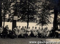 614.Czlonkinie Towarzystwa Czytelni dla Kobiet z Gostynia wypoczywaja nad jeziorem w Zbaszyniu (ok.1930 r.)