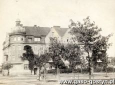 616. Dom przy ul. Targowisko 7 (obecnie Plac K. Marcinkowskiego),budynek powstal w 1907 roku