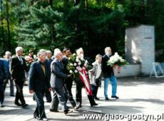 6167.Delegacja z Gostynia na obchodach 50. rocznicy zwyciestwa nad faszyzmem (Drezno, 5-9 maja 1995 r.)-reprezentanci Gostynia i Warszawy skladaja wience przed obeliskiem upamietniajacym miejsce stracen