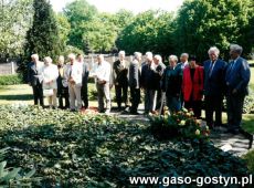 6170.Delegacja z Gostynia na obchodach 50. rocznicy zwyciestwa nad faszyzmem (Drezno, 5-9 maja 1995 r.)-przy zbiorowej mogile ofiar faszyzymu i zgilotynowanych w latah 1939-1945 w Dreznie