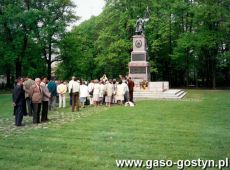 6171.Delegacja z Gostynia na obchodach 50. rocznicy zwyciestwa nad faszyzmem (Drezno, 5-9 maja 1995 r.)-przed pomnikiem armii radzieckiej