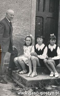 6181.Dyrektor Sylwester Wrzeszczynski i uczennice Szkoly Podstawowej w Strumianach (1972 r.)