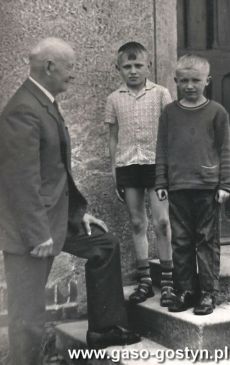 6183.Dyrektor Sylwester Wrzeszczynski i uczniowie Szkoly Podstawowej w Strumianach (1972 r.)