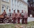 6189.Mysliwi z RFN w towarzystwie straznikow i dyrektora Kombinatu PGR Gola Feliksa Baszynskiego - zdjecie wykonanow 1974 roku przed palacem w Goli
