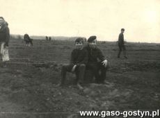 6193.Zbiorka ziemniakow przez uczniow Szkoly Podstawowej w Bodzewie na polu miejscowego PGR-u (wrzesien 1969 r.)