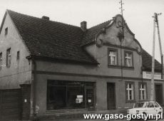 6197.Dom przy Rynku 14 w Piaskach (zdjecie z poczatku lat 80. XX wieku), 4 stycznia 1919 roku w tym domu ukonstytuowala sie piaskowska Rada Ludowa przejmujac administracje z rak pruskich