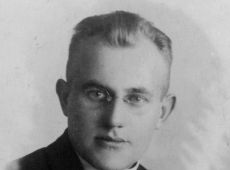 620. Ksiadz Ludwik Bielerzewski, wikariusz w parafii farnej w Gostyniu w latach 1932-1934, odprawil msze swieta w intencji Kolka Rolniczego w Gostyniu