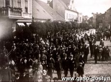 621. Dozynki Kolka Rolniczego w Gostyniu, przemarsz z kosciola farnego do Strzelnicy (1932 r.)