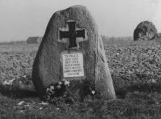 6232.Kamien polny postawiony w 1946 roku przy drodze polnej z Janiszewa do Waszkowa upamietniajacy smierc powstanca wielkopolskiego Jozefa Kusza (zdjecie z lat 60. XX wieku)