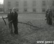 6251.Wiosenny czyn spoleczny rodzicow, nauczycieli i uczniow Szkoly Podstawowej w Bodzewie z okazji 30-lecia Polski Ludowej (1974 r.)