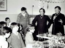 627.Spotkanie wigilijne ministrantow i ksiezy parafii farnej w Gostyniu (ok. 1986 r.), od prawej ks.proboszcz Artur Przybyl, ks. Marian Derkaczewski