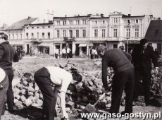 6273. Rynek w Gostyniu - czyn spoleczny zorganizowany przez Komitet Powiatowy PZPR (1975 r.)