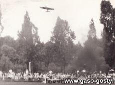 6279.Festyn na stadionie w Gostyniu z okazji Miedzynarodowego Roku Dziecka - pokaz modeli latajacyh (10 czerwca 1979 r.)