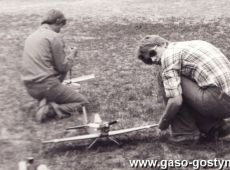 6282.Festyn na stadionie w Gostyniu z okazji Miedzynarodowego Roku Dziecka - pokaz modeli latajacyh (10 czerwca 1979 r.)