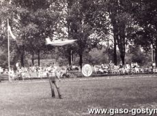 6283.Festyn na stadionie w Gostyniu z okazji Miedzynarodowego Roku Dziecka - pokaz modeli latajacyh (10 czerwca 1979 r.)