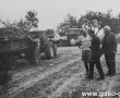 6283.Zbior burakow w Czachorowie, na polu nalezacym do Kombinatu PGR Gola (1978 r.), stoja od lewej J. Niemczyk (glowny agronom), J. Andrzejewski (z-ca kier. zakladu Czachorowo) i T.Mrug (kierownik zakladu)