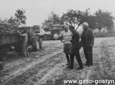 6283.Zbior burakow w Czachorowie, na polu nalezacym do Kombinatu PGR Gola (1978 r.), stoja od lewej J. Niemczyk (glowny agronom), J. Andrzejewski (z-ca kier. zakladu Czachorowo) i T.Mrug (kierownik zakladu)