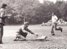 6284.Festyn na stadionie w Gostyniu z okazji Miedzynarodowego Roku Dziecka - pokaz modeli latajacyh (10 czerwca 1979 r.)