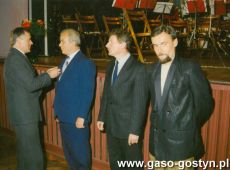 629. 70-lecie MZKS Kania Gostyn - wicewojwoda leszczynski Jan Wojciechowski dekoruje odnznaczeniami Mariana Porzucka, Antoniego Kusia i Andrzeja Rogale (1993 r.)