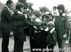 630.Rozpoczecie roku szkolnego w Szkole Podstawowej w Kunowie (1973r.)-pasowanie uczniow