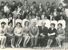 6303.Absolwenci i nauczyciele Szkoly Podstawowej w Szelejewie (1977 r.)