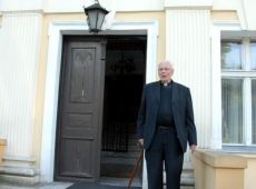 6317.Ojciec Walenty Potworowski (1923–2011)-dominikanin, dzialacz opozycyjny w PRL, duszpasterz akademicki, syn Tekli i Edwarda Potworowskich, zdjecie wykonano przed palacem w Goli w 2009 r..JPG