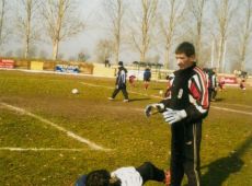 6324.Zjednoczeni Pudliszki-Wielkopolanka Szelejewo 2-1 (stadion w Pudliszkach, 13 listopada 2005 r.)-rozgrzewka bramkarzy Wielkopolanki Szelejewo