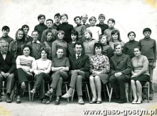 633.Rozpoczecie roku szkolnego w Szkole Podstawowej w Kunowie (1973r.)-uczniowe i grono pedagogiczne