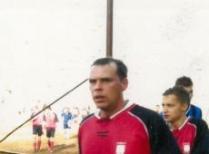 6331.Zjednoczeni Pudliszki-Wielkopolanka Szelejewo 2-1 (stadion w Pudliszkach, 13 listopada 2005 r.)-doszatni po meczu maszeruja Andrezj Kieruzel i Robert Wawrzyniak